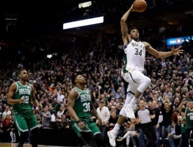 Μαγεία Αντετοκούνμπο! Πάνω και από τον Λεμπρόν το κάρφωμά του (βίντεο)